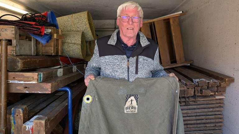 Horst Johanning mit der alten Matte. © Foto: Eberhard Jansen